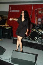 Sona Mohapatra at Delhi Belly DVD launch in Landmark, Mumbai on 29th Sept 2011 (47).JPG
